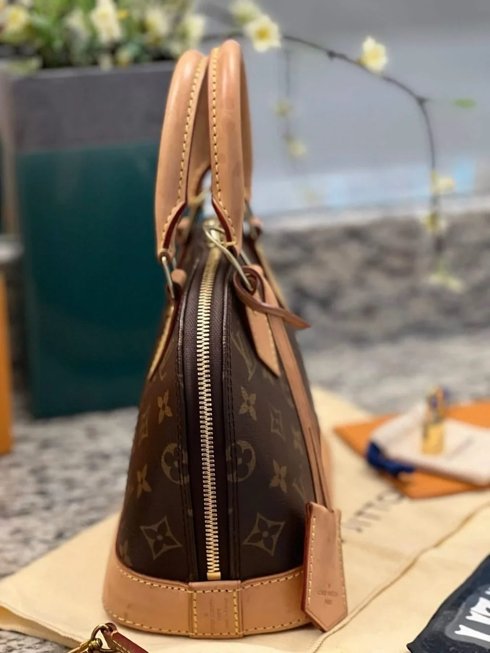 Authentic Alma BB. Comes with dustbag, box, strap, lock and key